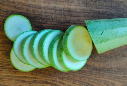 Фото шага рецепта Кабачки обжаренные со сметанночесночным соусом 189420 шаг 2  