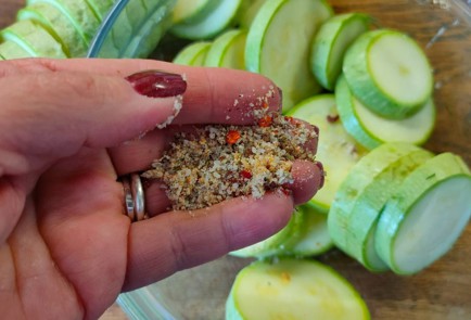 Фото шага рецепта Кабачки обжаренные со сметанночесночным соусом 189420 шаг 3  