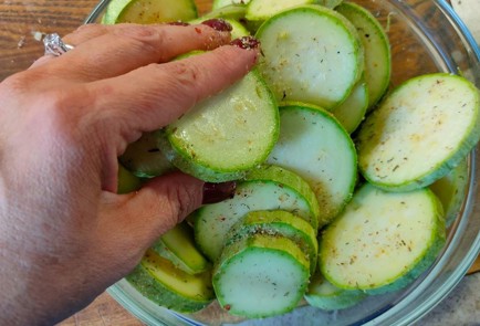 Фото шага рецепта Кабачки обжаренные со сметанночесночным соусом 189420 шаг 4  