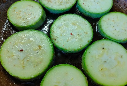 Фото шага рецепта Кабачки обжаренные со сметанночесночным соусом 189420 шаг 6  