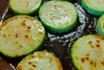 Фото шага рецепта Кабачки обжаренные со сметанночесночным соусом 189420 шаг 7  