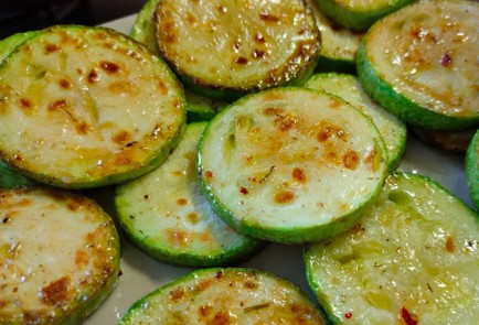 Фото шага рецепта Кабачки обжаренные со сметанночесночным соусом 189420 шаг 8  