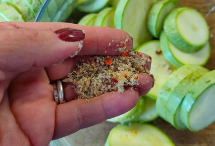 Фото шага рецепта Жареные кабачки со сметанным соусом 189842 шаг 3  