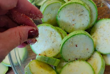 Фото шага рецепта Жареные кабачки со сметанным соусом 189842 шаг 4  