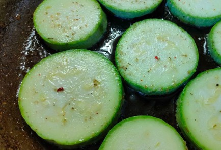 Фото шага рецепта Жареные кабачки со сметанным соусом 189842 шаг 6  