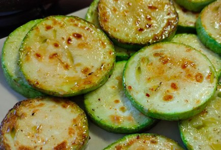 Фото шага рецепта Жареные кабачки со сметанным соусом 189842 шаг 7  