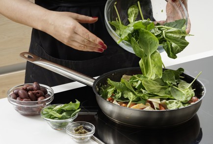 Фото шага рецепта Жаренные с чесноком и маслинами кальмары 153151 шаг 10  