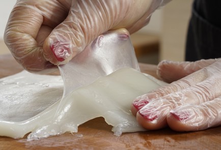 Фото шага рецепта Жаренные с чесноком и маслинами кальмары 153151 шаг 2  