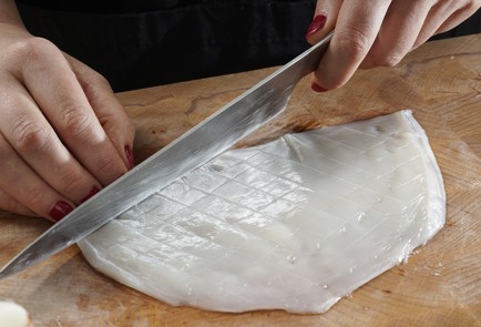 Фото шага рецепта Жаренные с чесноком и маслинами кальмары 153151 шаг 3  