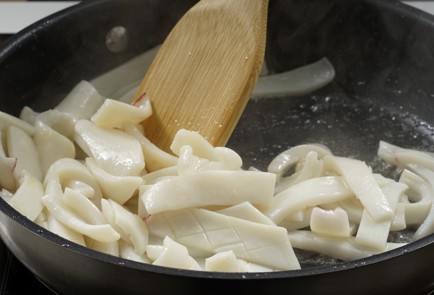 Фото шага рецепта Жаренные с чесноком и маслинами кальмары 153151 шаг 8  