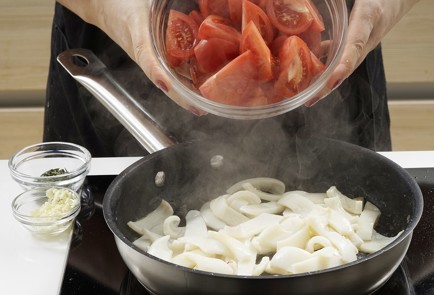 Фото шага рецепта Жаренные с чесноком и маслинами кальмары 153151 шаг 9  