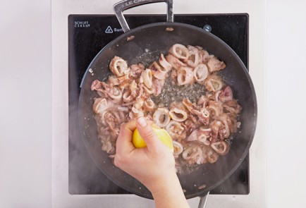 Фото шага рецепта Жареные кальмары с петрушкой и лимоном 57893 шаг 5