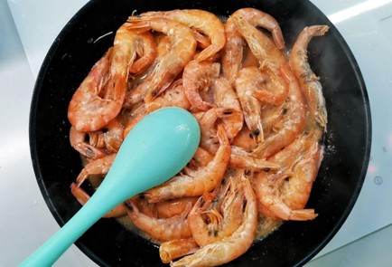 Фото шага рецепта Жареные королевские креветки XXL 140013 шаг 8  