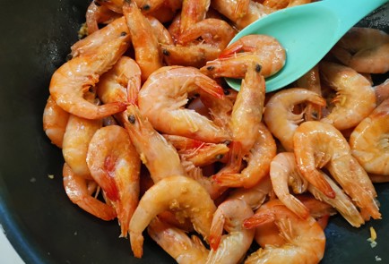 Фото шага рецепта Жареные креветки с чесноком 191040 шаг 10