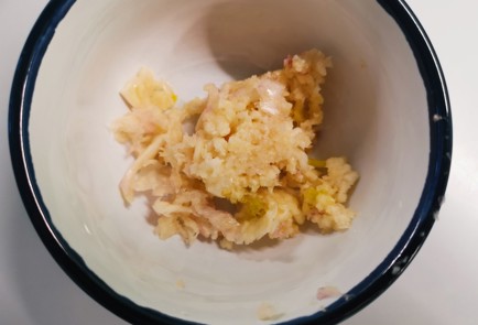 Фото шага рецепта Жареные креветки с чесноком 191040 шаг 2