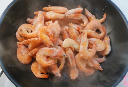 Фото шага рецепта Жареные креветки с чесноком 191040 шаг 8