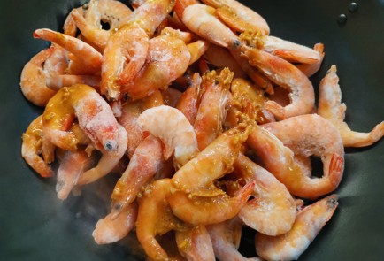 Фото шага рецепта Жареные креветки с чесноком 191040 шаг 9