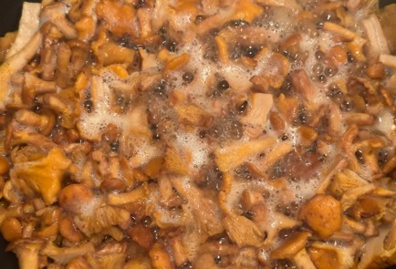 Фото шага рецепта Жареные лисички с чесноком 174361 шаг 4  