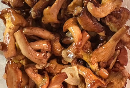 Фото шага рецепта Жареные лисички с чесноком 174361 шаг 5  