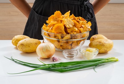 Фото шага рецепта Жареные лисички с картошкой 186760 шаг 1