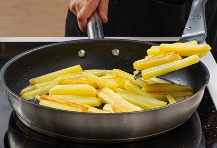 Фото шага рецепта Жареные лисички с картошкой 186760 шаг 5