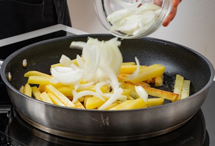 Фото шага рецепта Жареные лисички с картошкой 186760 шаг 6