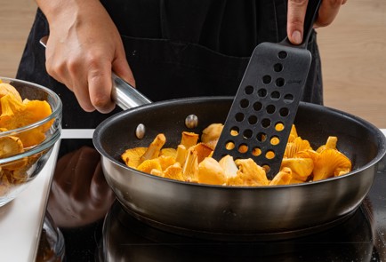 Фото шага рецепта Жареные лисички с картошкой 186760 шаг 7