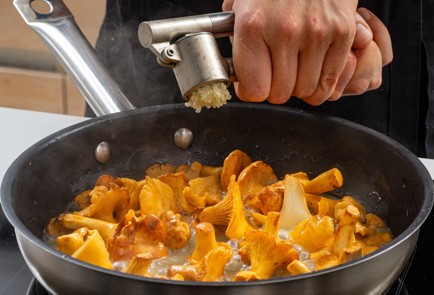 Фото шага рецепта Жареные лисички с картошкой 186760 шаг 8