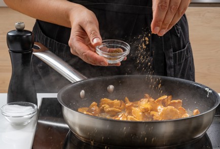 Фото шага рецепта Жареные лисички с картошкой 186760 шаг 9