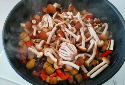 Фото шага рецепта Жареные опята с овощами 140867 шаг 17  