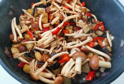 Фото шага рецепта Жареные опята с овощами 140867 шаг 18  