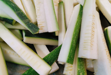 Фото шага рецепта Жареные палочки в кляре из кабачков с чесночным соусом 151551 шаг 15