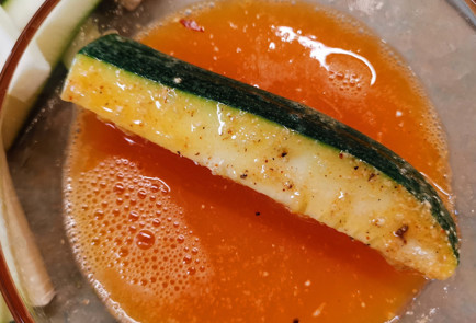 Фото шага рецепта Жареные палочки в кляре из кабачков с чесночным соусом 151551 шаг 17