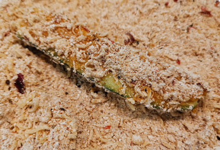 Фото шага рецепта Жареные палочки в кляре из кабачков с чесночным соусом 151551 шаг 18