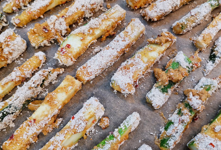 Фото шага рецепта Жареные палочки в кляре из кабачков с чесночным соусом 151551 шаг 19