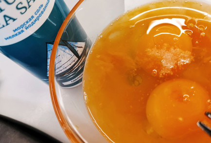 Фото шага рецепта Жареные палочки в кляре из кабачков с чесночным соусом 151551 шаг 2