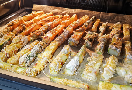 Фото шага рецепта Жареные палочки в кляре из кабачков с чесночным соусом 151551 шаг 20