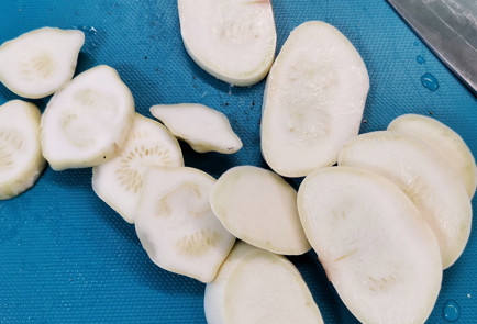 Фото шага рецепта Жареные патиссоны в кляре со сметанным соусом 151549 шаг 2  