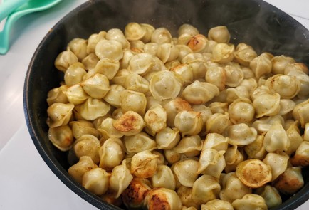 Фото шага рецепта Жареные пельмени карри 173419 шаг 9  