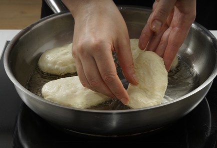 Фото шага рецепта Жареные пирожки с горохом 153125 шаг 15  