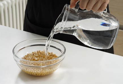 Фото шага рецепта Жареные пирожки с горохом 153125 шаг 2  