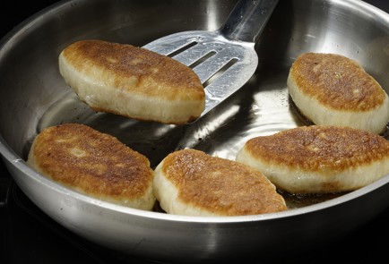 Фото шага рецепта Жареные пирожки с капустой 153128 шаг 13  