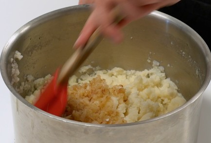 Фото шага рецепта Жареные пирожки с картофелем 139270 шаг 3  