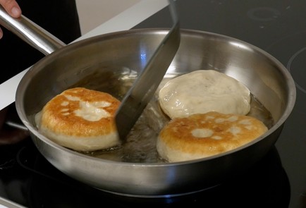 Фото шага рецепта Жареные пирожки с картофелем 139270 шаг 6  