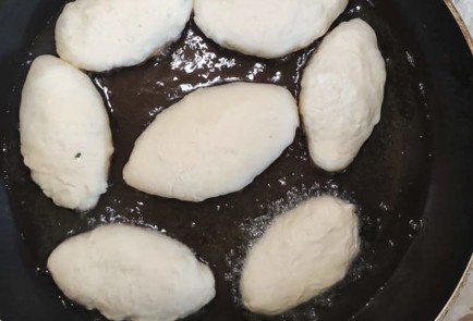 Фото шага рецепта Жареные пирожки с луком и яйцом 173611 шаг 19