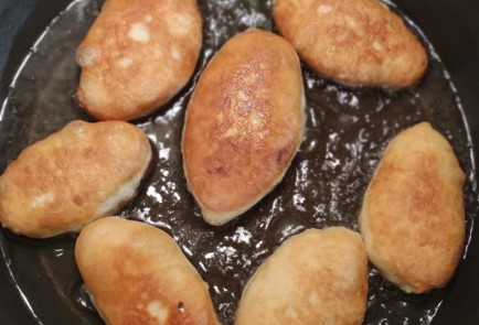 Фото шага рецепта Жареные пирожки с луком и яйцом 173611 шаг 20