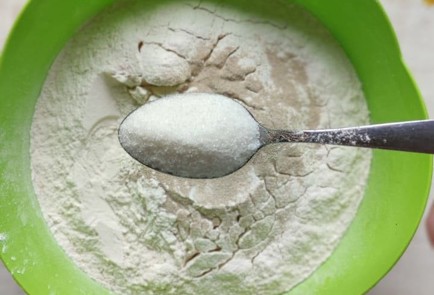 Фото шага рецепта Жареные пирожки с луком и яйцом 173611 шаг 3