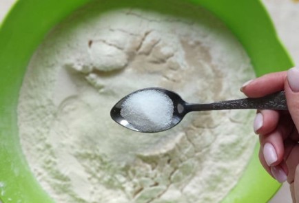 Фото шага рецепта Жареные пирожки с луком и яйцом 173611 шаг 4