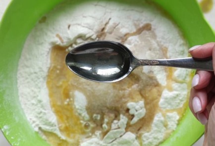 Фото шага рецепта Жареные пирожки с луком и яйцом 173611 шаг 6