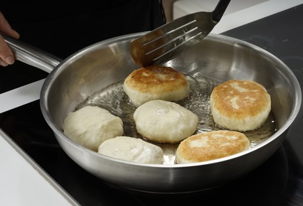 Фото шага рецепта Жареные пирожки с печенью 153127 шаг 13  